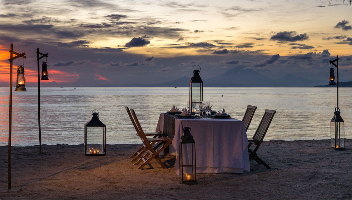 Sira Beach House - Dining by the sea